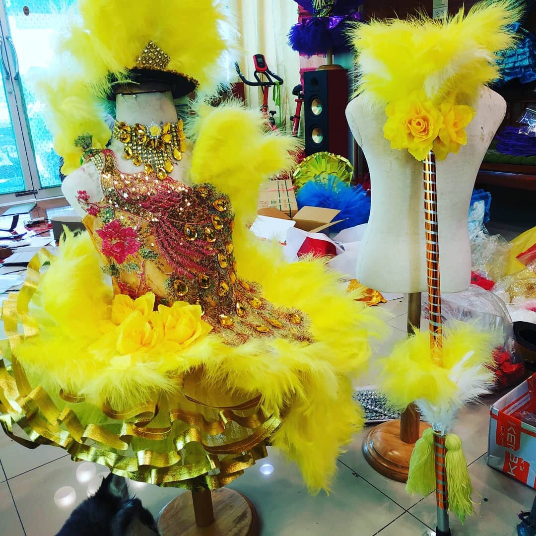 ชุดดรัมเมเยอร์สีเหลืองเด็กอนุบาล ประถม ราคานี้ มี หัว สร้อย ต่างหู ไม้ดรัมเมยอร์