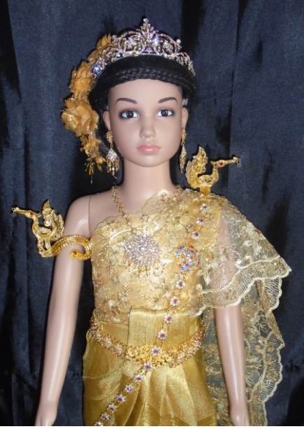 ชุดไทยเด็กอนุบาลและประถมสีทองลายไทยพร้อมสไบลายลูกไม้ดิ้นทองรอบอกไม่เกิน24นิ้วเอวไม่เกิน24นิ้วสูงไม่เกิน120เซนติเมตรราคานี้ไม่รวมเครื่องประดับ