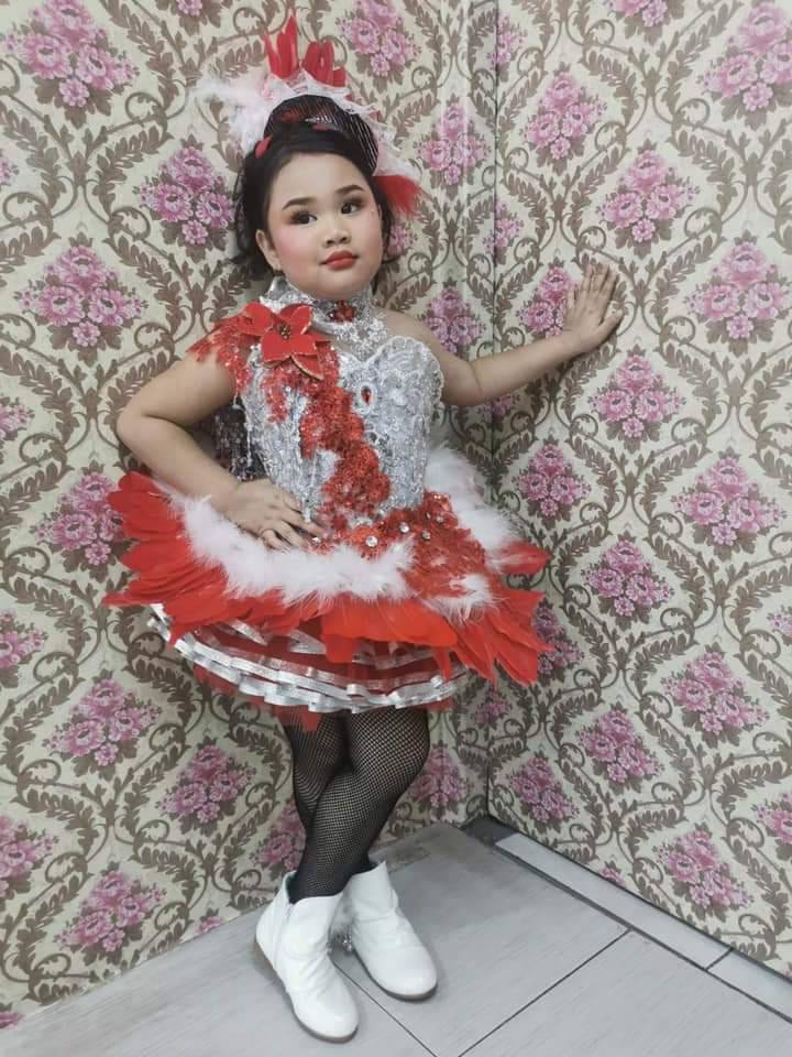 ชุดดรัมเมเยอร์เด็กอนุบาลและประถมสีแดง ราคานี้ มี หัว สร้อย ต่างหู ไม้ดรัมเมเยอร์
