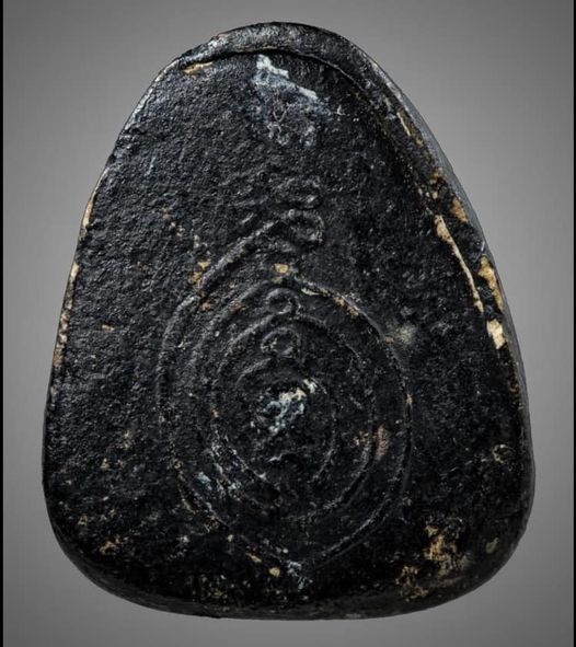 พระปิดตาหลังยันต์ เนื้อผงจุ่มรักหลวง พ่อสำลี วัดห้วยยาง ชลบุรี ปี13