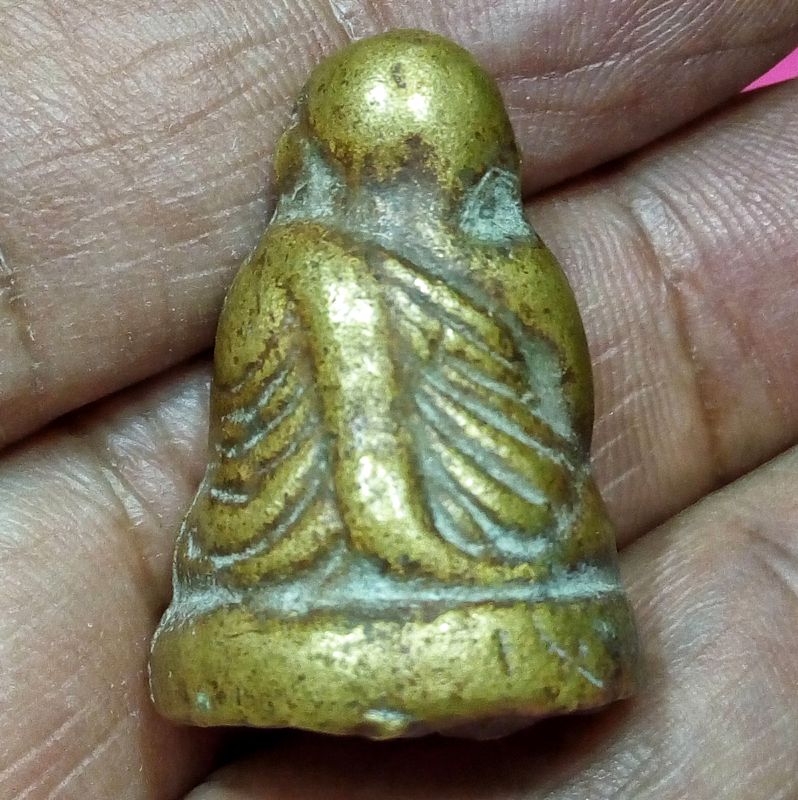 รูปหล่อ หลวงพ่อเงิน วัดบางคลาน หลวงพ่อนงค์ วัดทุ่งน้อย จ.พิจิตร จัดสร้าง เป็นรุ่น3 พิมพ์แข้งตุ่มเข่ายุบ ปี2539 พิมพ์ย้อนยุคสร้างได้ขลังและสวยสมบูรณ์ครับ ใส่กรอบสแตนเลสหลังปั๊มยันต์พร้อมสร้อยเชือกร่มสีดำยาว22"เดิมๆจากวัดแท้ๆ พร้อมใช้บูชาได้ทันทีครับ