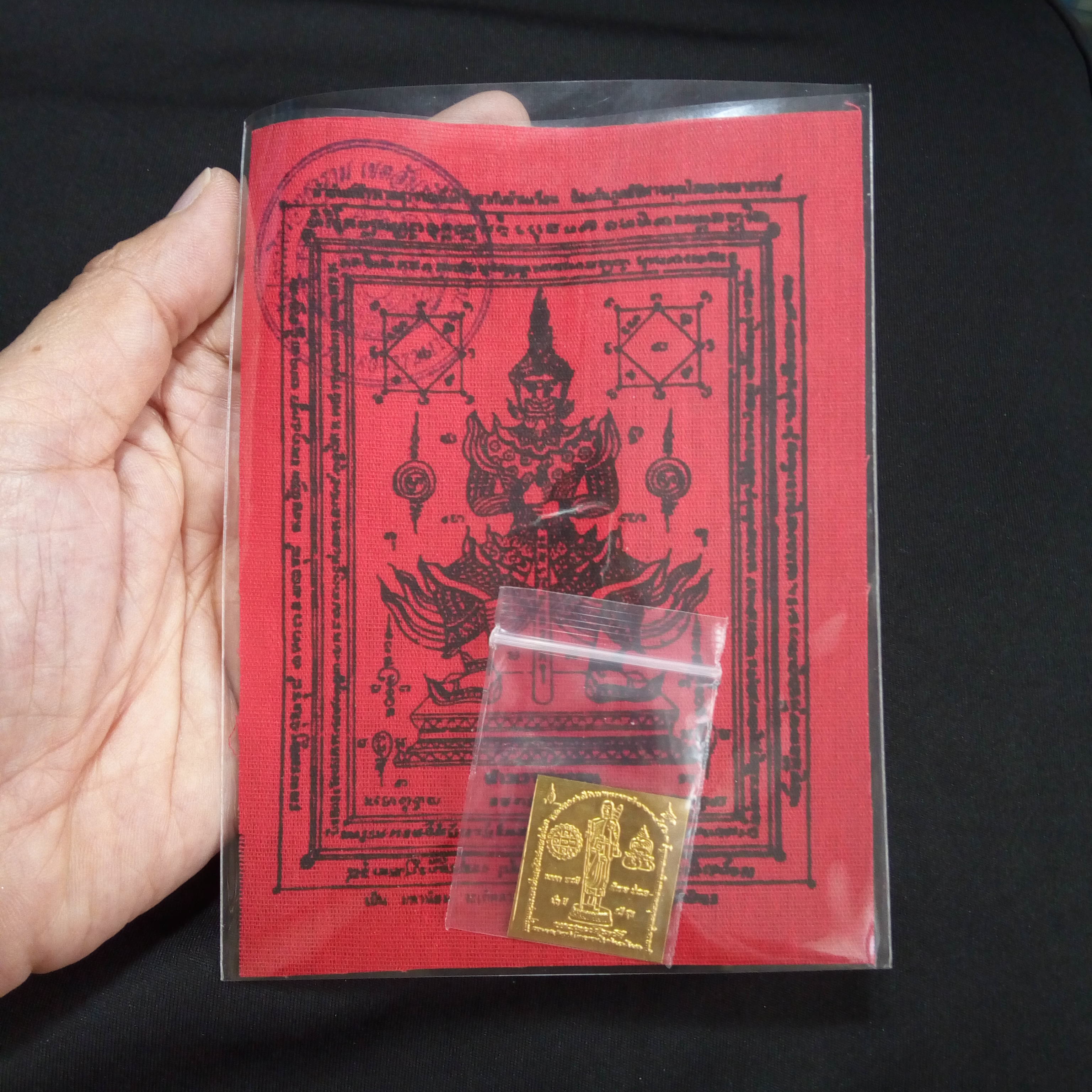 ผ้ายันต์ท้าวเวสสุวรรณ วัดไตรมิตรวิทยาราม กรุงเทพฯ สีแดง ขนาด11cm.x14.7 cm.ประทับตราวัดไตรมิตรฯ มาพร้อมแผ่นปั๊มพระสีวลี เมตตา บารมี ค้าขายร่ำรวย,มั่งมี ศรีสุข สำหรับพกพา ปี2560