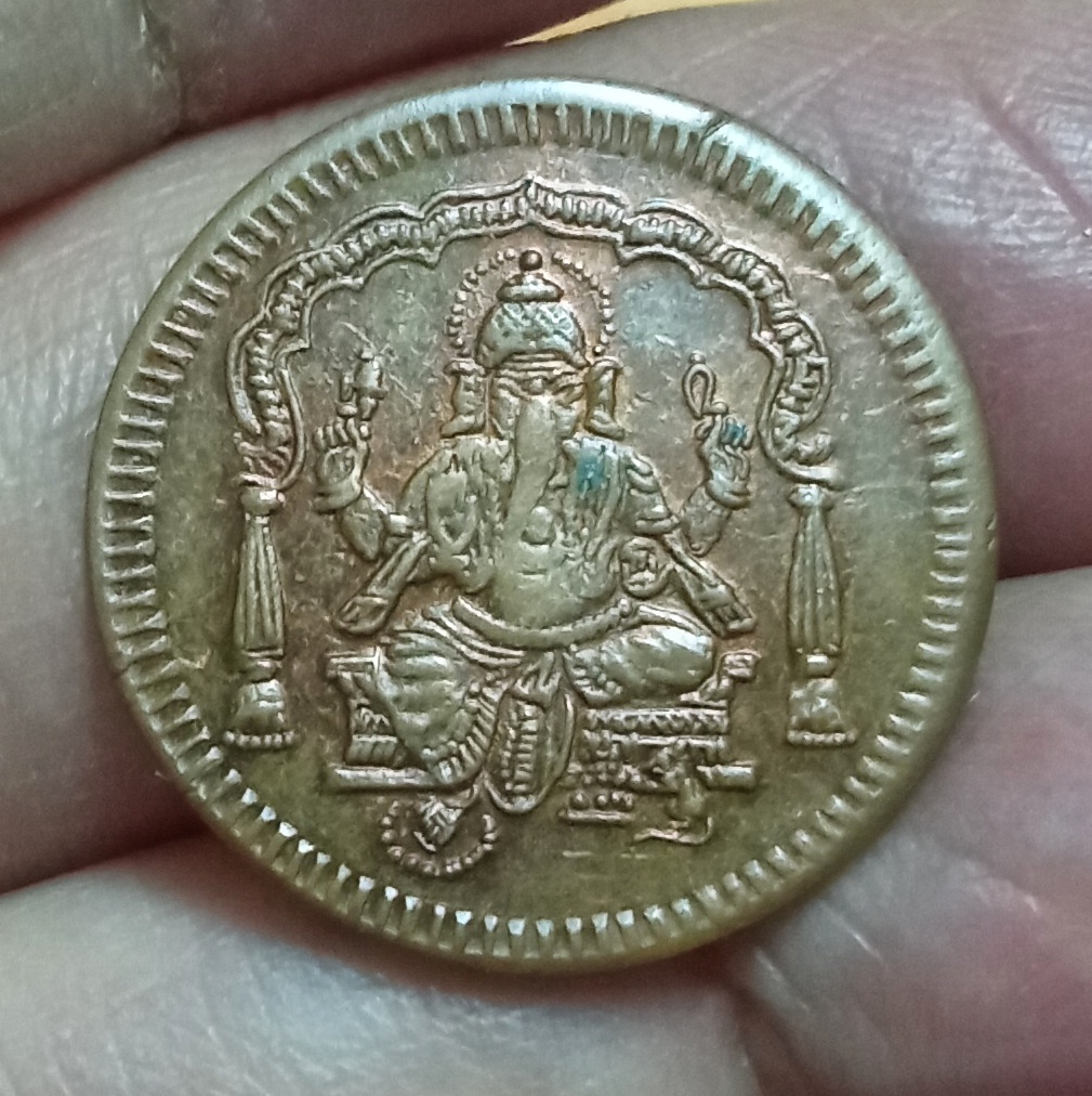 เหรียญพระพิฆเนศ หลังยันต์ศรีจักรกา วัดแขก เนื้อทองแดงเก่า ปี2539 รหัส1165 ด้านหลังประทับมหายันต์ศรีจักรกา ยันต์ศรีจักรา “ พระยันต์ที่มีความหมายในตัวที่กว้างขวางและลึก เป็นทั้งการสื่อพลังงานจักรวาล
