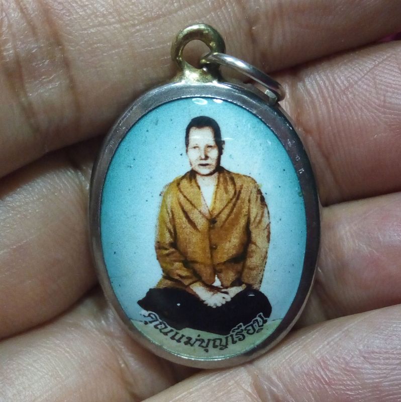 ล็อกเก็ตแม่ชีบุญเรือน โตงบุญเติม วัดอาวุธฯ หลังยันต์นะอะระหัง พิมพ์ใหญ่ ปี2545 ของแท้จากวัด รหัสKM1225