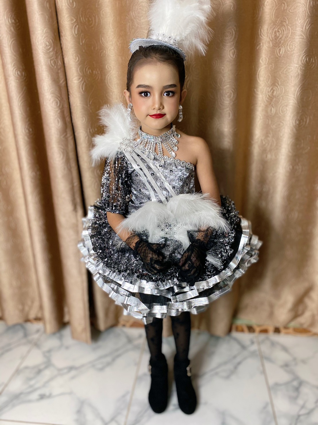 ชุดดรัมเมเยอร์สีดำขาว ราคานี้ มีชุดไม้ดรัม หมวก สร้อย ต่างหู รอบอกตั้งแต่20-30นิ้ว สูงไม่เกิน130เซนติเมตร