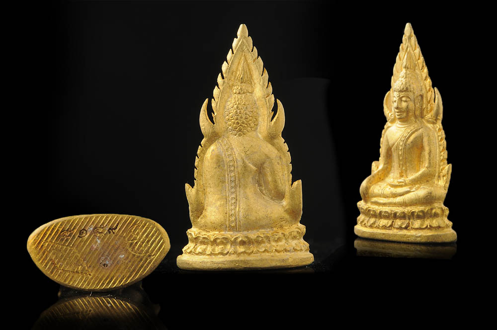 พระพุทธชินราชลอยองค์ อินโดจีน ย้อนยุค รุ่นมหาจักรพรรดิ ปี 2555 เนื้อทองระฆังเก่า สภาพสวยสะสม กล่องเดิม งดงามตรงตามรูป