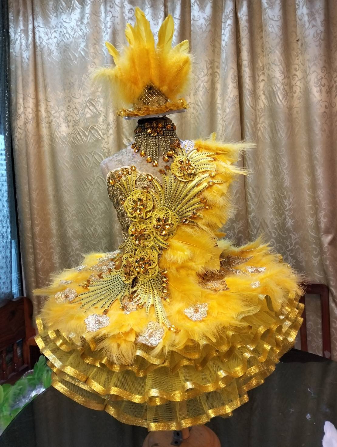 ชุดดรัมเมเยอร์สีเหลืองอนุบาลและประถม ราคานี้ พร้อม ไม้ดรัมเมเยอร์ หัว สร้อย ต่างหู