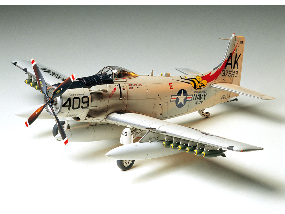 TA61058 DOUGLAS A-1H SKYRAIDER U.S.NAVY 1/48