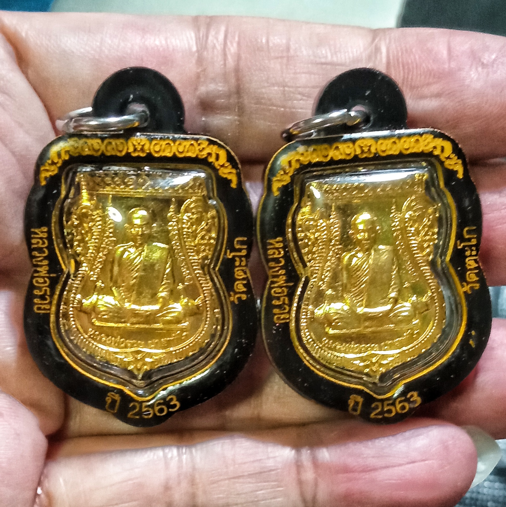 ชุด2องค์ เหรียญเสมาเล็ก หลวงพ่อรวย วัดตะโก รุ่นรวยมหาทรัพย์ เนื้อทองเหลือง ปี2563 เลี่ยมกรอบกันน้ำอย่างดี