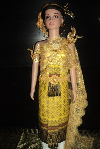 ชุดไทยเด็กสีเหลือง+เสื้อสไบสำร็จสีเหลืองทอง ราคานี้ไม่รวมเครื่องประดับ