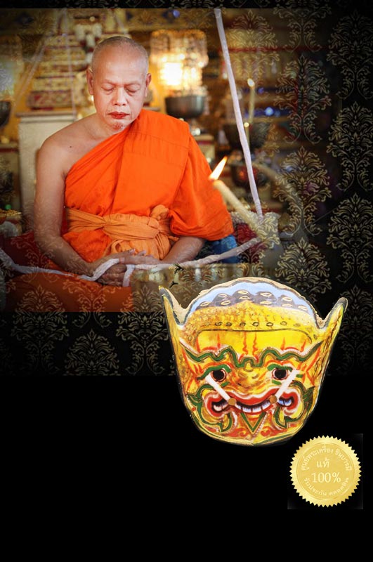 ล็อกเก็ตเศียรพระพิราพ รุ่นแรก งานไหว้ครู ปี 52(ปีแรก) สร้าง300ชิ้น องค์นี้พิเศษ ติดจีวร เกศา จาร พร้อมลายเซ็นต์ หลวงพ่อมหาสุรศักดิ์ หมายเลข ๑๗๒
