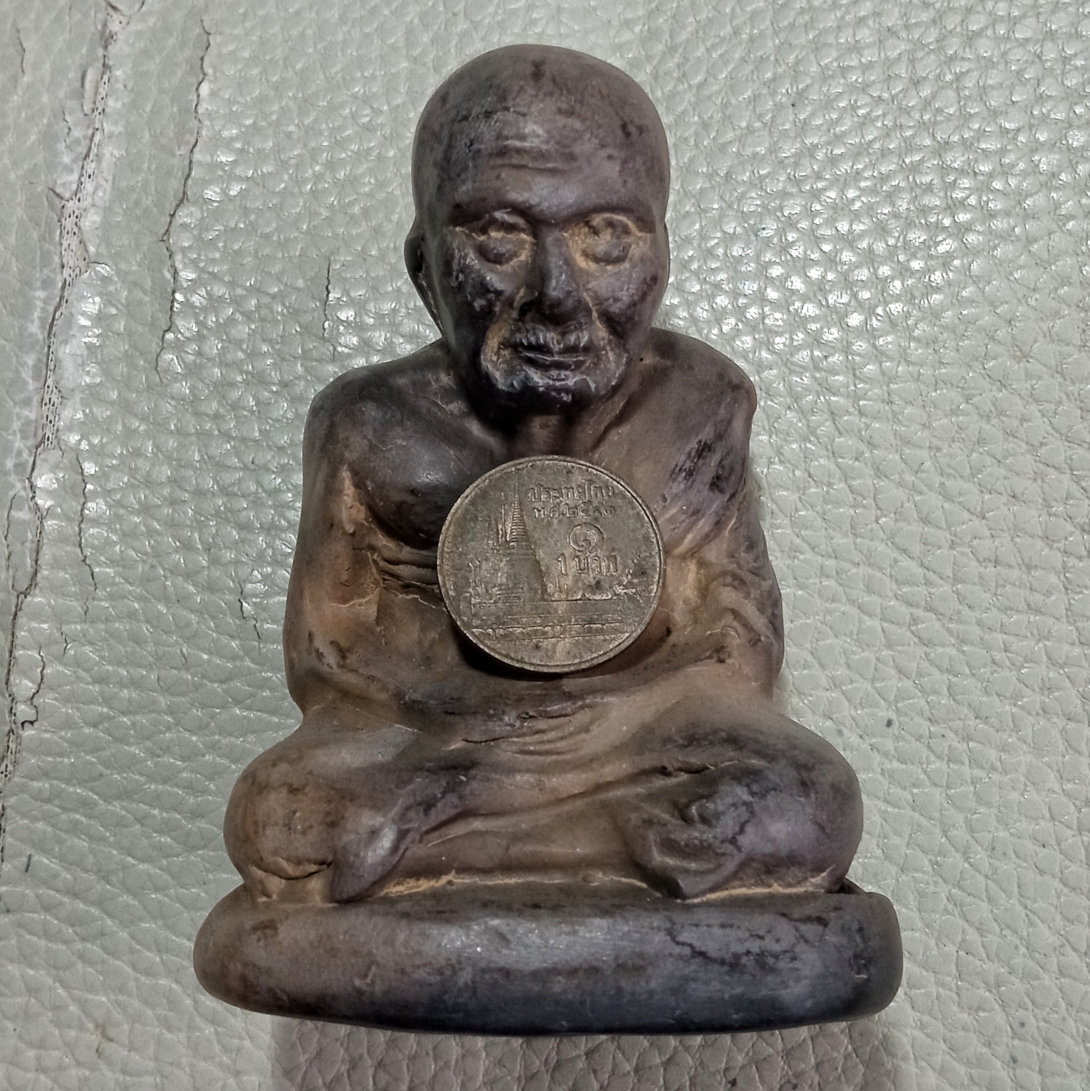 พระบูชาหลวงปู่ทวด วัดช้างไห้ เนื้อดินเผา ตั้งหน้ารถ หน้าตัก 5.8cm สูง8.5cm ด้านในบรรจุกริ่งเสียงดัง สวยเดิม เดินทางปลอดภัยทั้งไปและกลับ มีโชคลาภ องค์หลวงปู่ทวด เป็นพระศักดิ์สิทธิ์ยิ่งนักทั้งยังช่วยปกป้องคุ้มครองผู้ที่บูชาท่านให้ปลอดภัย รหัส1166