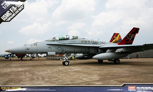 AC12118 USMC F/A-18D "VMFA(AW)-242" LE [1/32]