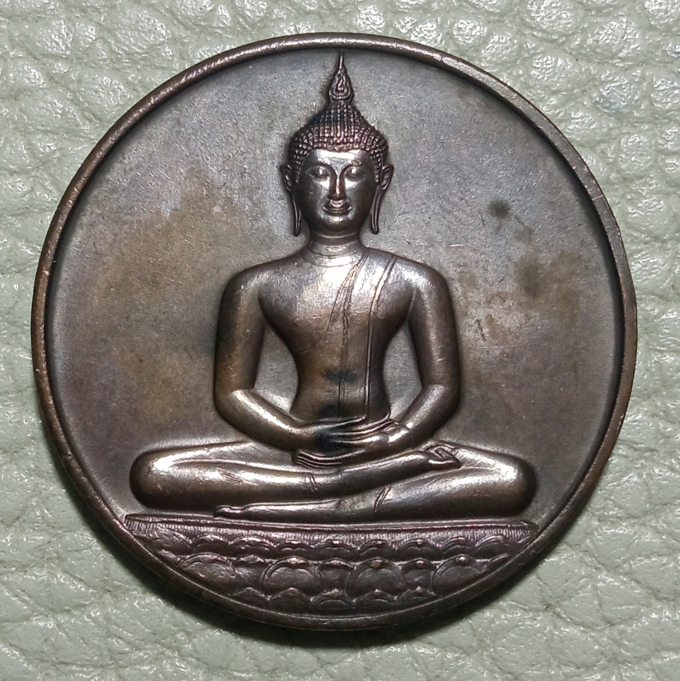 เหรียญพระพุทธสิหิงค์ หลัง ภปร ที่ระลึก 700 ปีลายสือไทย กรมธนารักษ์จัดสร้าง หลวงพ่อเกษมและเกจิร่วมสมัยปลุกเสกพิธีใหญ่ ปี 2526 รหัส565