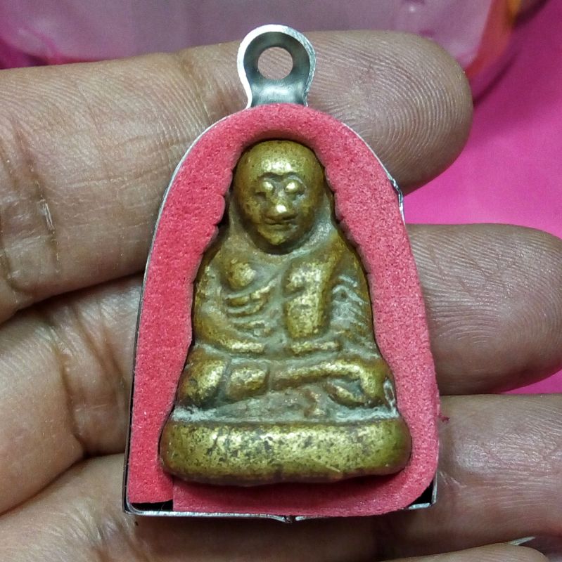 รูปหล่อ หลวงพ่อเงิน วัดบางคลาน หลวงพ่อนงค์ วัดทุ่งน้อย จ.พิจิตร จัดสร้าง เป็นรุ่น3 พิมพ์แข้งตุ่มเข่ายุบ ปี2539 พิมพ์ย้อนยุคสร้างได้ขลังและสวยสมบูรณ์ครับ ใส่กรอบสแตนเลสหลังปั๊มยันต์พร้อมสร้อยเชือกร่มสีดำยาว22"เดิมๆจากวัดแท้ๆ พร้อมใช้บูชาได้ทันทีครับ