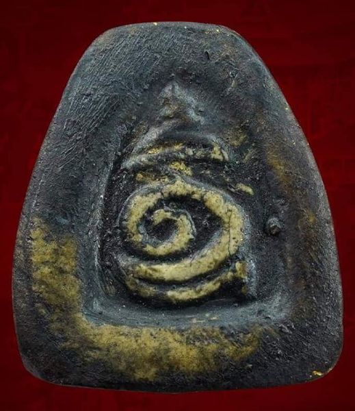 พระปิดตา หลวงปู่เหมือน วัดกำแพง พิมพ์หน้าเจียม หลังยันต์อุณาโลม เนื้อผงจุ่มรัก ปิดทองเดิม (ปี10-20)