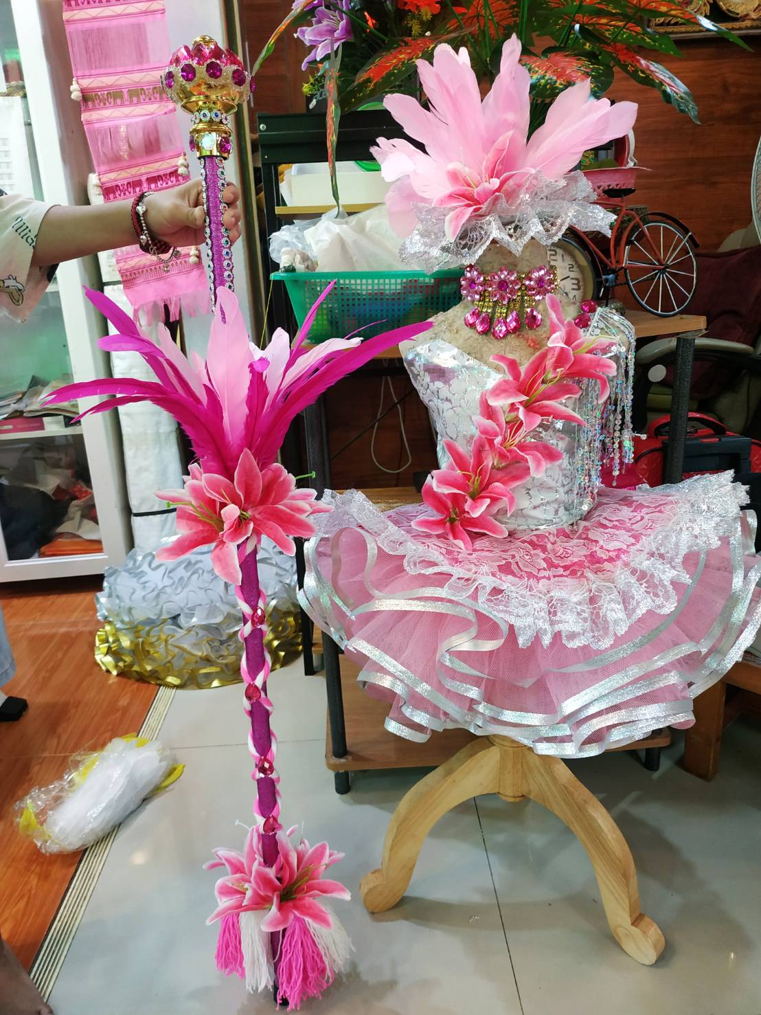 ชุดดรัมเมเยอร์สีชมพูขาวลูกไม้เด็กอนุบาลและประถม ราคานี้มี หัว สร้อย ต่างหู ไม้ดรัมเมเยอร์