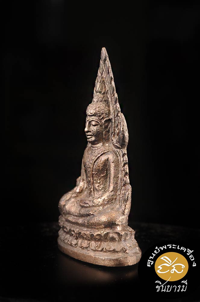 พระพุทธชินราชลอยองค์ อินโดจีน ย้อนยุค รุ่นมหาจักรพรรดิ ปี 2555 เนื้อนวะโลหะแก่ทอง สภาพสวยสะสม กล่องเดิม งดงามตรงตามรูป รับประกันความแท้ ตลอดชีพ