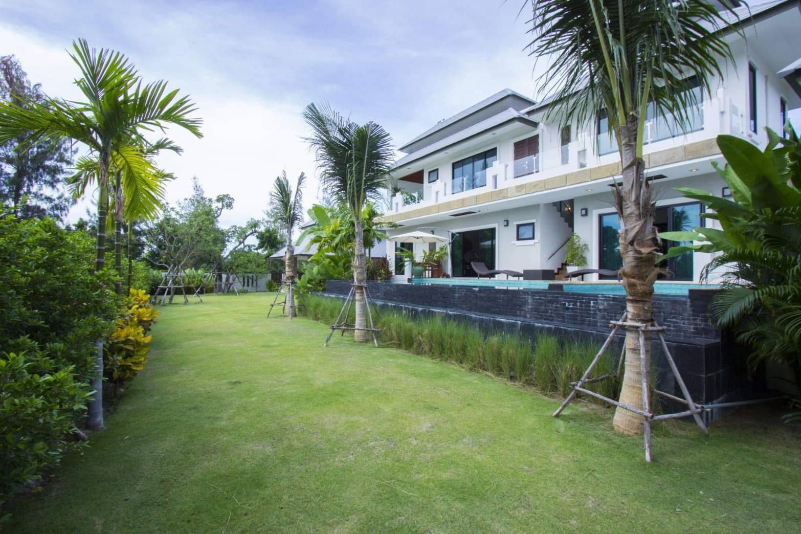 ขาย-บ้านเดี่ยว 2 ชั้น ซอยหัวหิน122ถ.คอนกรีตถึงบ้าน เป็นบ้านสร้างเองไม่มีส่วนกลาง กึ่งคฤหาสใหญ่ อยู่ริมเขา มองเห็นวิวทะเล อ.หัวหิน จ.ประจวบคีรีขันธ์