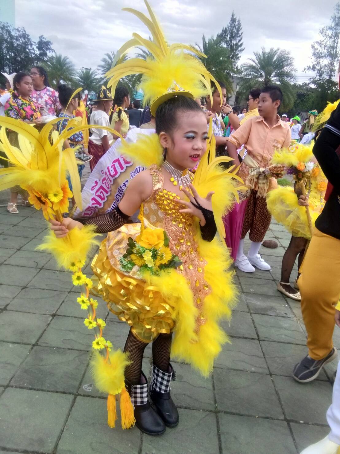 ชุดดรัมเมเยอร์สีเหลืองเด็กอนุบาลและประถม ชุด พร้อมไม้ตกแต่ง ราคานี้ แถม หมวก สร้อย ต่างหู