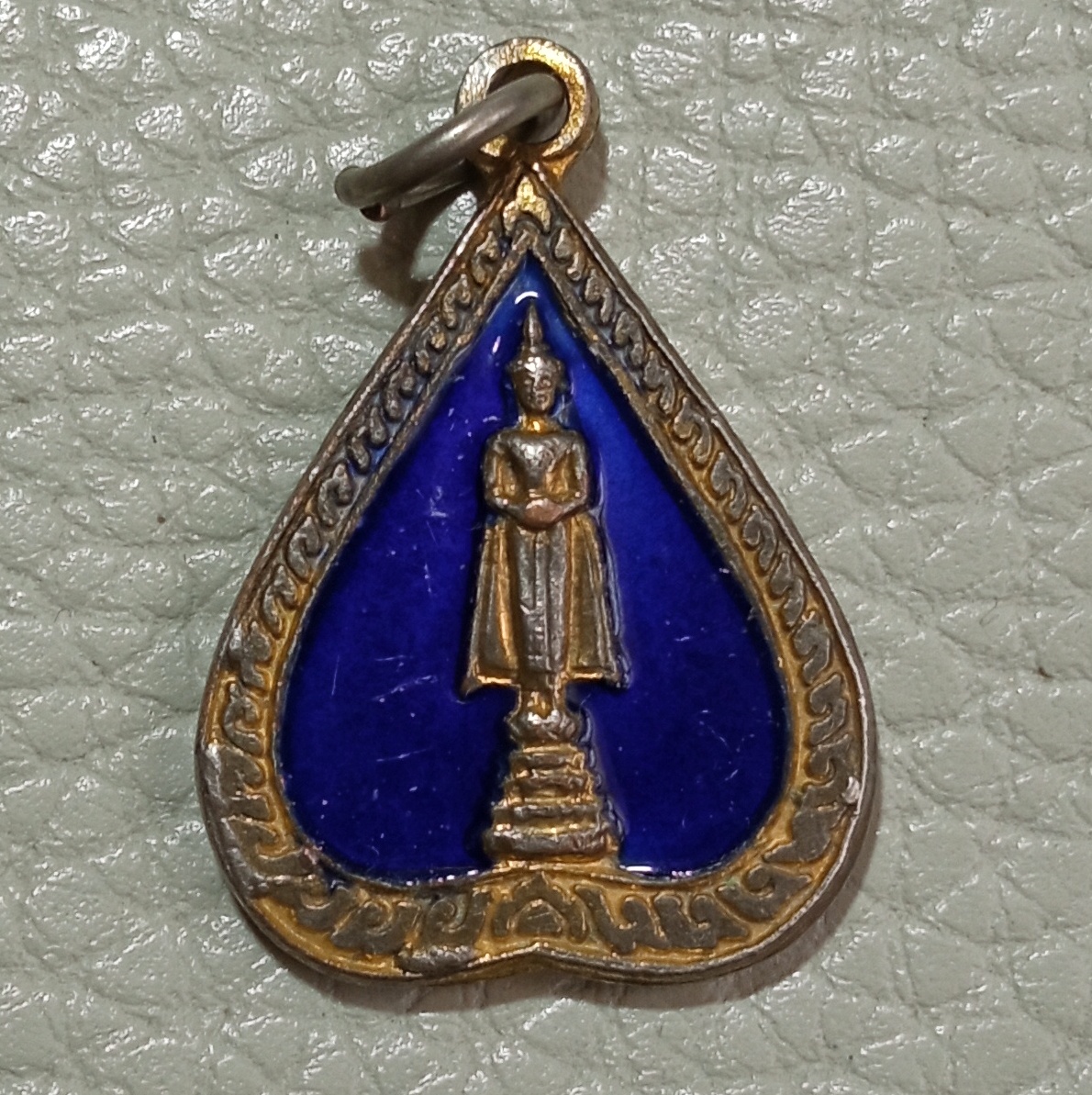 หลวงพ่อวัดบ้านแหลม เหรียญใบโพธิ์ข้างกนก ปี2532 เนื้อกะไหล่ทอง ลงยาสีน้ำเงิน รหัส765