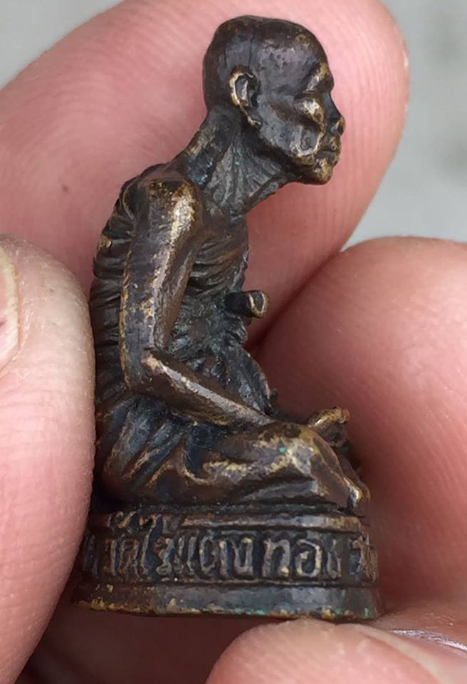 รูปหล่อหลวงปู่หลิว วัดไร่แตงทอง จ.นครปฐม อุดกริ่งเป็นแผ่นทอง แดงมีรูปเต่า รุ่นกองทัพบกสร้าง ปี 2539 ตอกโค๊ต ทบ