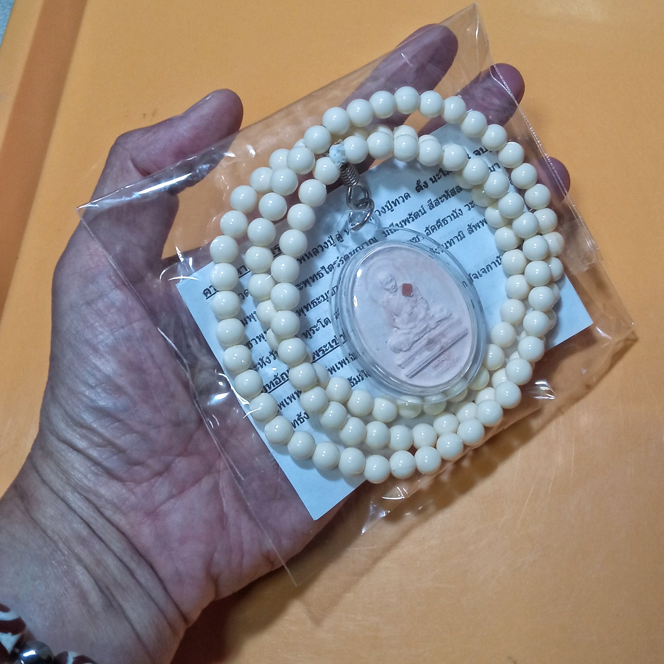 สร้อยประคำ หลวงตาม้า วัดถ้ำเมืองนะ ขนาดเล็ก สีงาช้าง ยาว31นิ้ว ขนาดเส้นผ่าศูนย์กลาง 7.5ม.ม.+ พระผงจักรพรรดิ์พิมพ์หลวงปู่ดู่นั่งกรรมฐานเปล่งรัศมี ติดจีวร+เกศา+เลี่ยมกันน้ำ3ชั้นอย่างดี+คาถาจักรพรรดิ