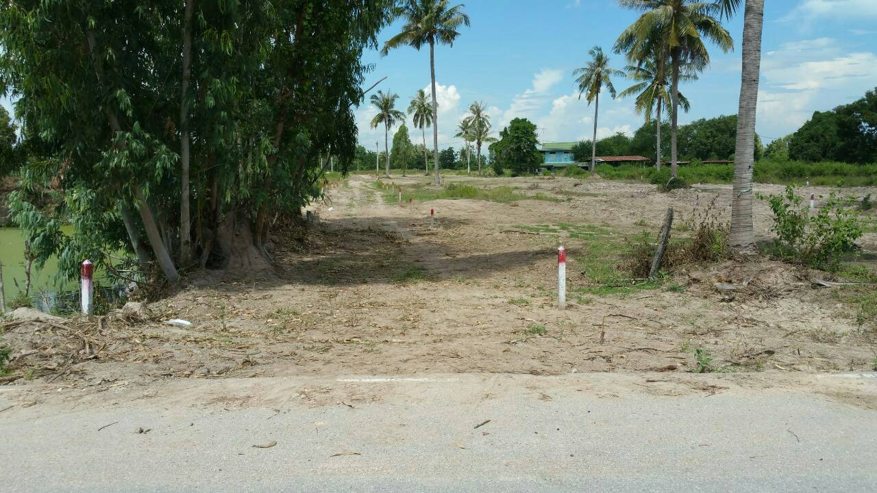 ที่ดินเปล่า9-3-02ตารางวา ชะอำ อ.หัวหิน ติดถนนทั้ง2ด้าน ด้านหน้ากว้าง28เมตร ด้านหลังกว้าง70เมตร ยาว200เมตร ที่สุด ที่อยู่ชะอำ หัวหิน จังหวัดเพชรบุรี ราคาขายยกแปลง 8,500,000 บาท