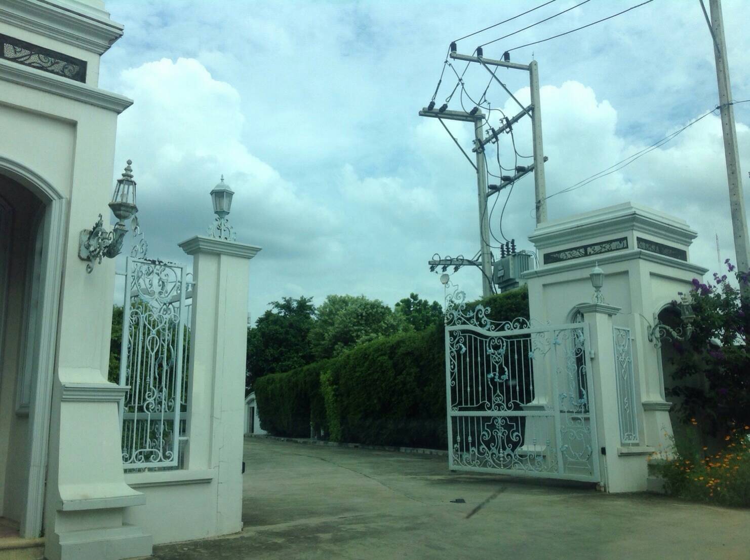 บ้านเดี่ยว2ชั้น พื้นที่ 5-0-84ไร่ คฤหาสน์ติดแม่น้ำเจ้าพระยาปทุมธานี ขายคฤหาสน์ ห้องแอร์ทั้งหมด มี 5 ห้องนอนและห้องน้ำในตัว ห้องรับแขก ห้องพักผ่อน เรือนริมน้ำ ตั้งอยู่ ถนนสวนพริกไทย-วัดเสด็จเชียงรากใหญ่ ต.บ้านกระแชง อ.เมือง จ.ปทุมธานี ใกล้ทางด่วนขึ้นได้ 3