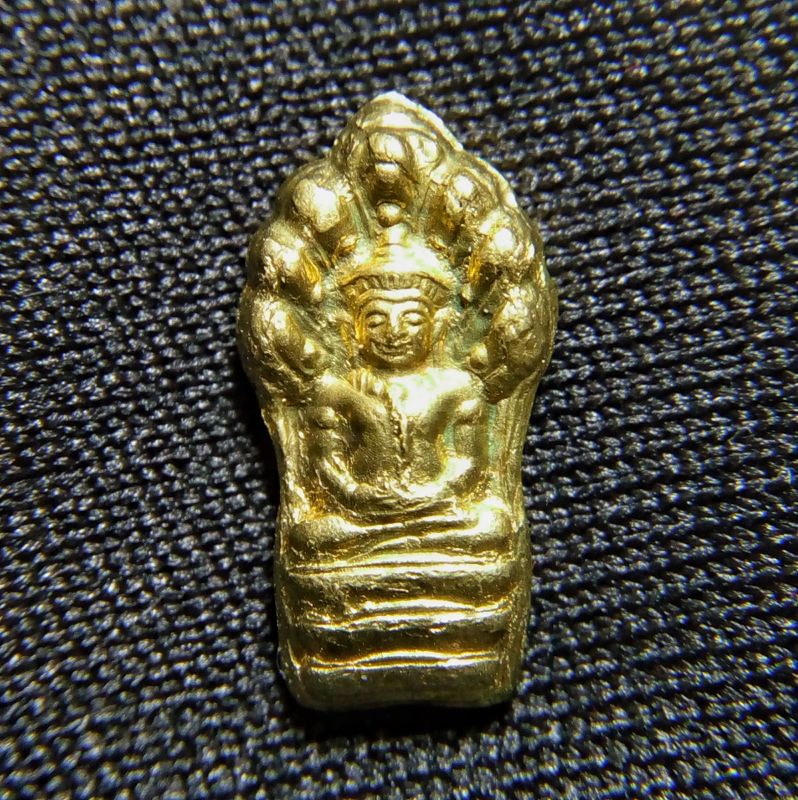พระปรกใบมะขาม หลวงปู่ดู่ วัดสะแก เนื้อทองเหลือง พ.ศ. 2540 มีขนาดสูง 1.2 ซ.ม. ตอกโค๊ต มีรอยจารด้านหลัง จารโดยหลวงลุงดำ ศิษย์เอกหลวงปู่ดู่ อธิษฐานจิตโดยครูบาชัยยะวงศาพัฒนา วัดพระพุทธบาทห้วยต้ม