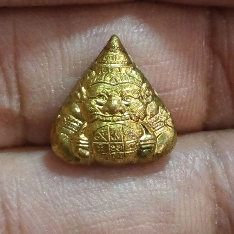พระราหู เนื้อทองเหลือง วัดสุทัศน์เทพวราราม ปี 2548 เป็นองค์ราหูด้านหน้าเป็นยันต์จันทรประภา ด้านหลังประทับด้วยยันต์สุริยะประภา องค์ที่4