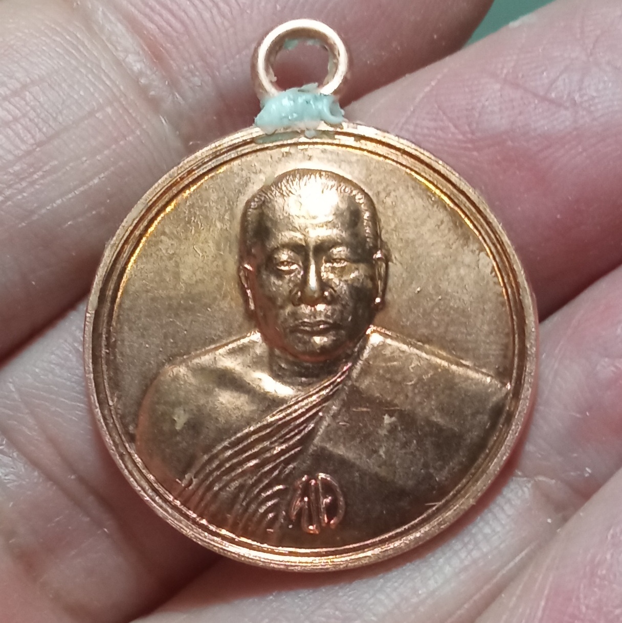 เหรียญครูบาญาณทิพย์ วัดพิพัฒน์มงคล( หลวงพ่อทองคำ ) จ.สุโขทัย สร้างปี 2557 เนื้อทองแดง อยู่ในซองซีลเดิมๆจากวัดครับ