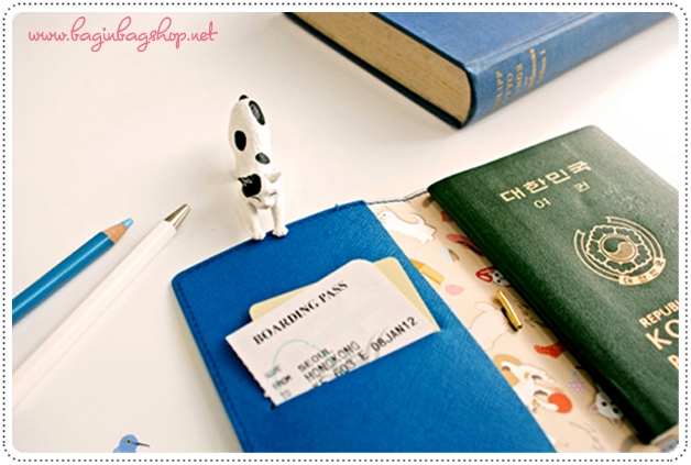 Triangle Humming Passport Case