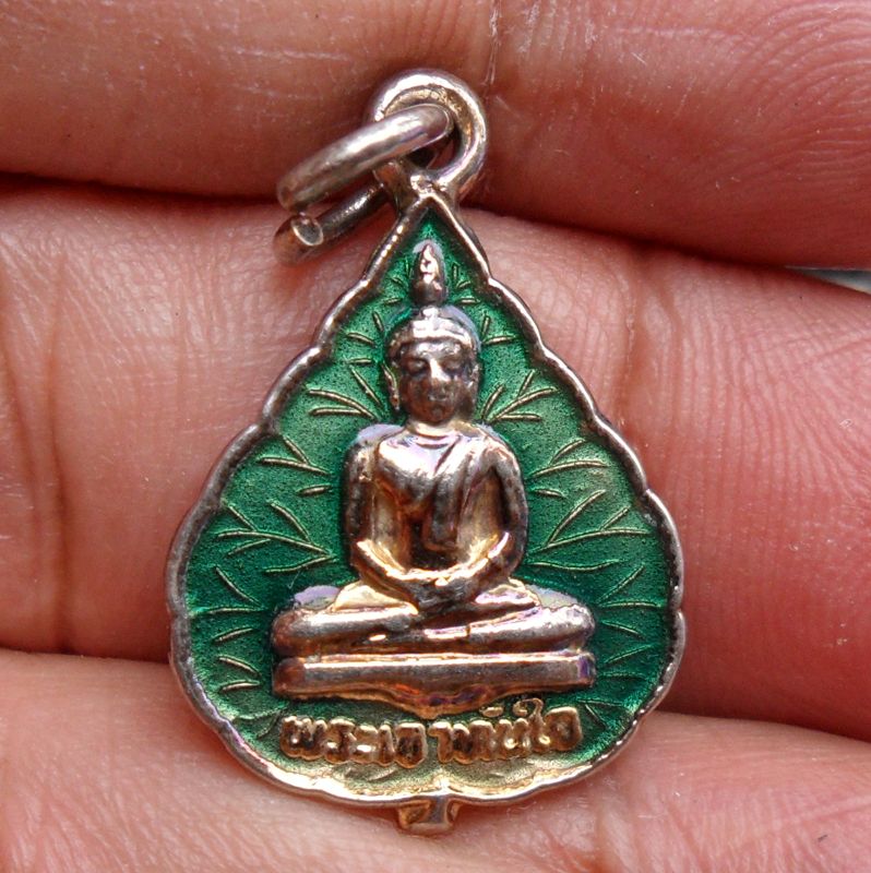 พระเจ้าทันใจ วัดพระธาตุช่อแฮ เหรียญใบโพธิ์เนื้อกะไหล่ทองลงยาสีเขียว ปี 2541