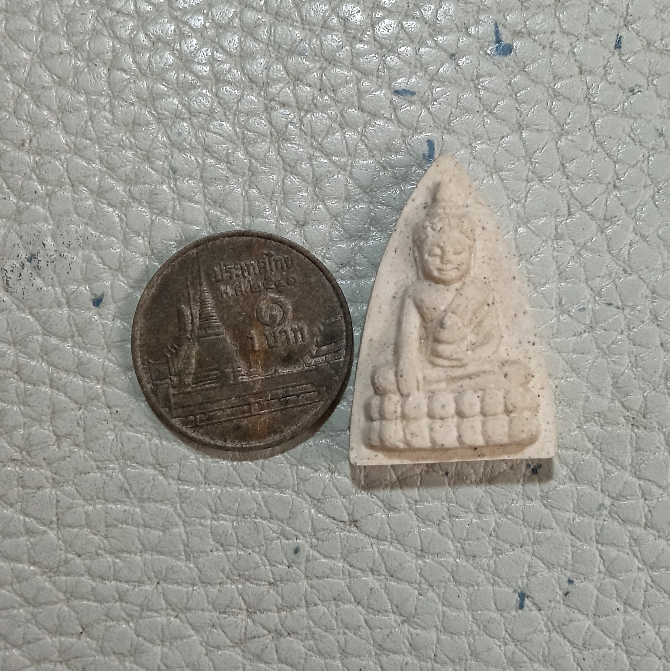 พระพุทโธน้อย พิมพ์เล็ก ปี 2553 จัดสร้างโดยวัดอาวุธวิกสิตาราม ด้วยการนำมวลสารพระพุทโธน้อยยุคแรกแม่ชีบุญเรือน โตงบุญเติมที่จัดสร้างเมื่อปี 2494 และพระมงคลมหาลาภ ปี 2499 มาเป็นส่วนผสมจำนวนมาก บรรจุกล่อง