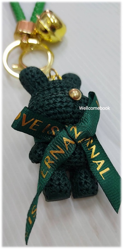 พวงกุญแจเรซิ่น 'หมีโครเชต์สีเขียวเข้ม' 1 ชิ้น
