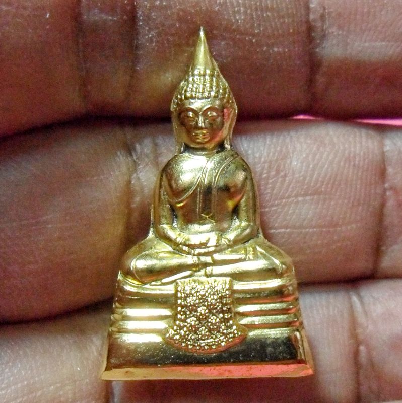 พระกริ่ง หลวงพ่อโสธร วัดบางปรง จ.ฉะเชิงเทรา เนื้อกะไหล่ทอง พิมพ์ทรงสวยงามมาก ตอกโค๊ต+หมายเลข 7756 กริ่งวิ่งดังดี บรรจุกล่องวัดแท้ๆปี 2553