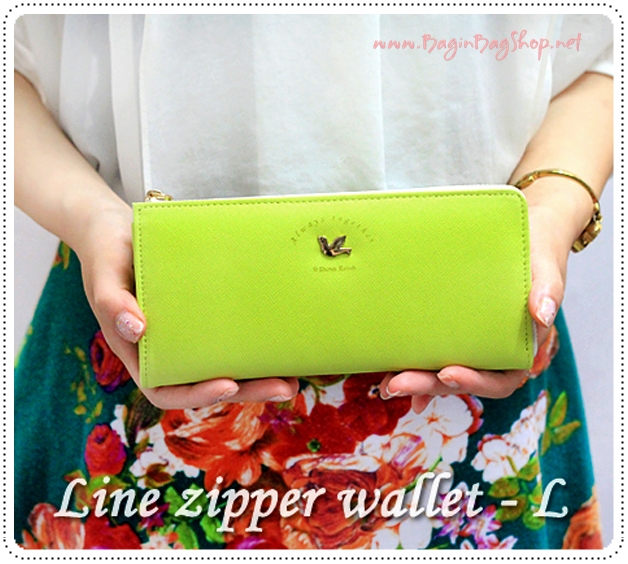 ลด 50% Line Zipper Wallet L