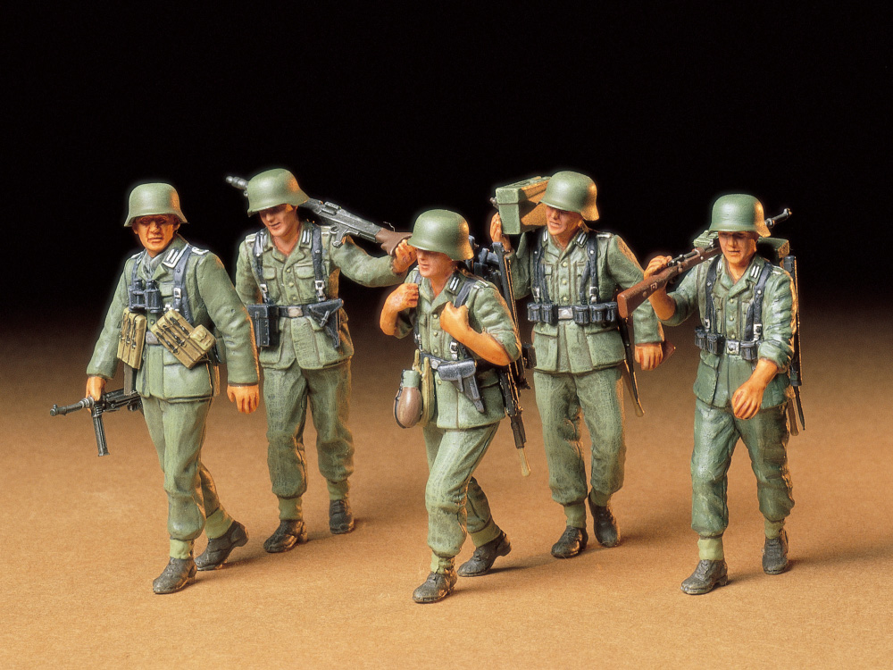 TA35184 GERMAN MACHINE GUN CREW ON MANEUVER 1/35