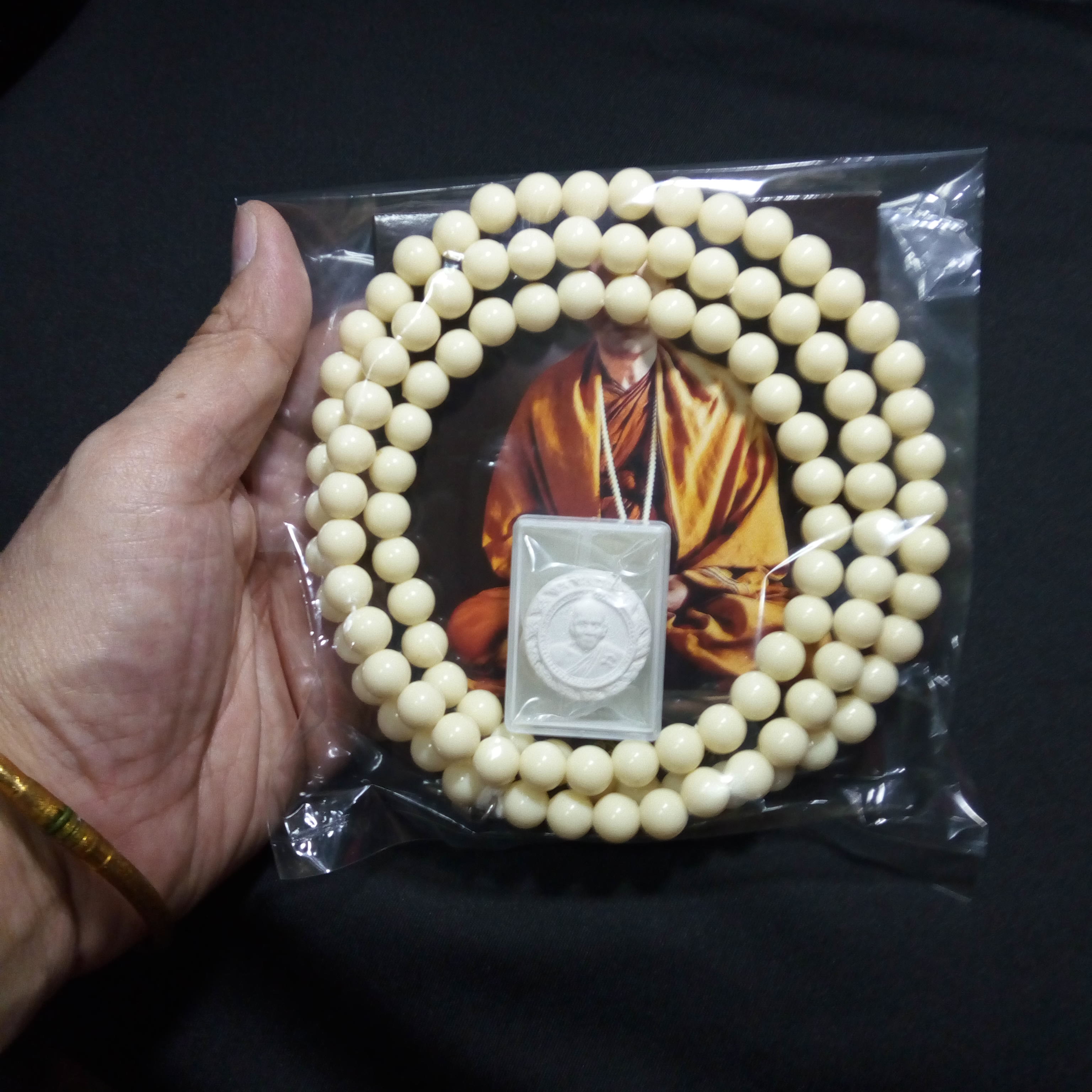 สร้อยประคำ หลวงตาม้า วัดถ้ำเมืองนะ ขนาดใหญ่ สีงาช้าง ยาว 40นิ้ว ขนาดเส้นผ่าศูนย์กลาง 1cm. + พระผงจักรพรรดิ์พิมพ์หลวงปู่ดู่ + แผ่นพับบทสวดมนต์วัดถ้ำเมืองนะ