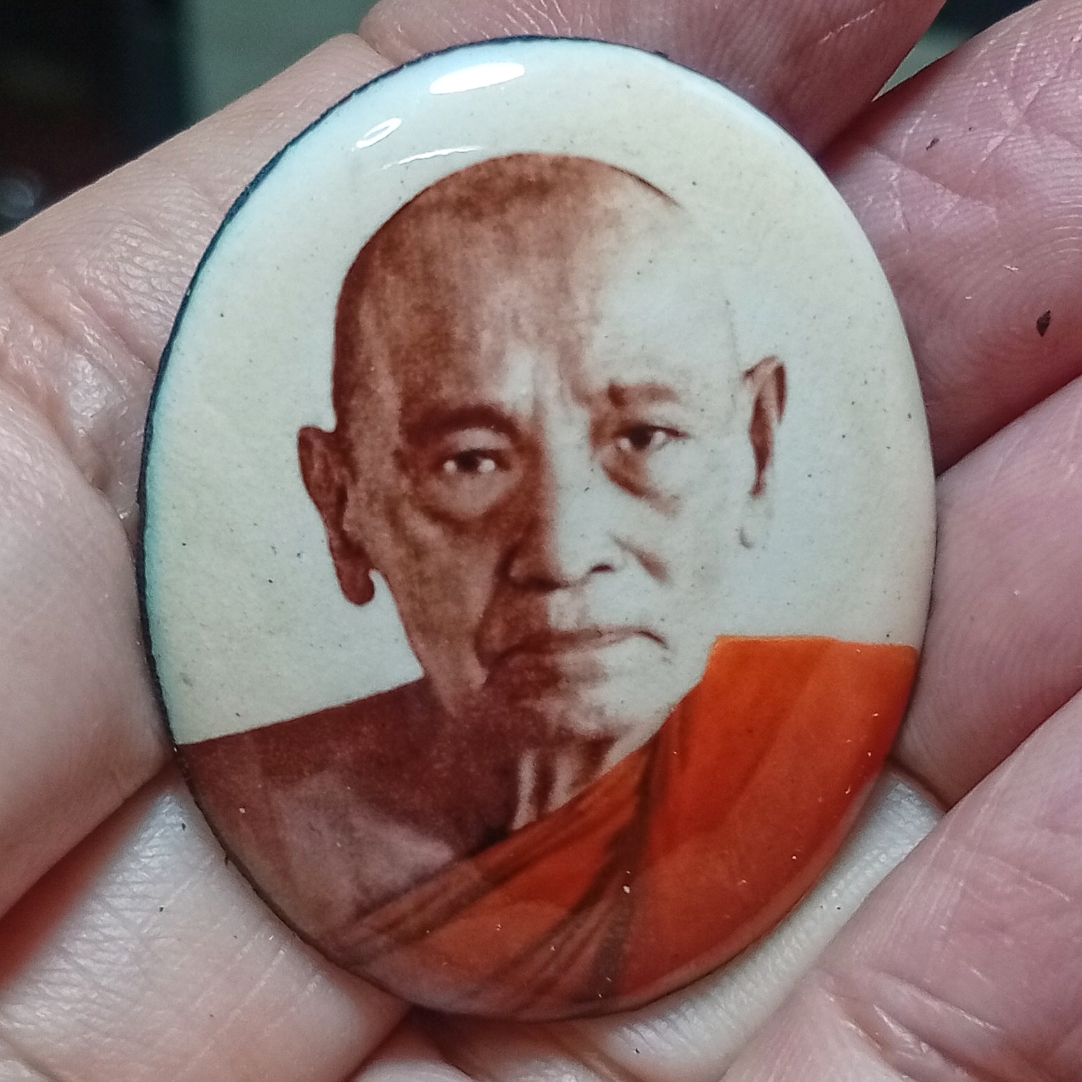 ล็อกเก็ต พ่อท่านนุ้ย วัดหน้าถ้ำเขาพังอิฐ รุ่นแรก ฉากสีขาวงา พิมพ์ใหญ่ ด้านหลังอุดมวลสารศักดิ์สิทธิ์มากมาย ผงพุทธคุณ,ผงว่านศักดิ์สิทธิ์,จีวร,เกศา,เหล็กไหลและแร่ธาตุกายสิทธิ์ มีเม็ดโค๊ตและหมายเลข สร้างน้อยหายากมากครับ