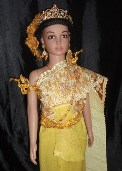 ชุดไทยเด็กอนุบาลสีเหลืองงาช้างรอบอกไม่เกิน24นิ้ว เอวไม่เกิน24นิ้ว สูงไม่เกิน130เซนติเมตรราคานี้ไม่รวมเครื่องประดับ
