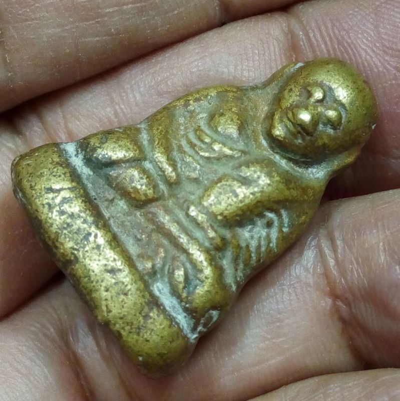 รูปหล่อ หลวงพ่อเงิน วัดบางคลาน หลวงพ่อนงค์ วัดทุ่งน้อย จ.พิจิตร จัดสร้าง เป็นรุ่น3 พิมพ์แข้งตุ่มเข่ายุบ ปี2539 พิมพ์ย้อนยุคสร้างได้ขลังและสวยสมบูรณ์ครับ ใส่กรอบสแตนเลสหลังปั๊มยันต์พร้อมสร้อยเชือกร่มสีดำยาว22"เดิมๆจากวัดแท้ๆ พร้อมใช้บูชาได้ทันทีครับ