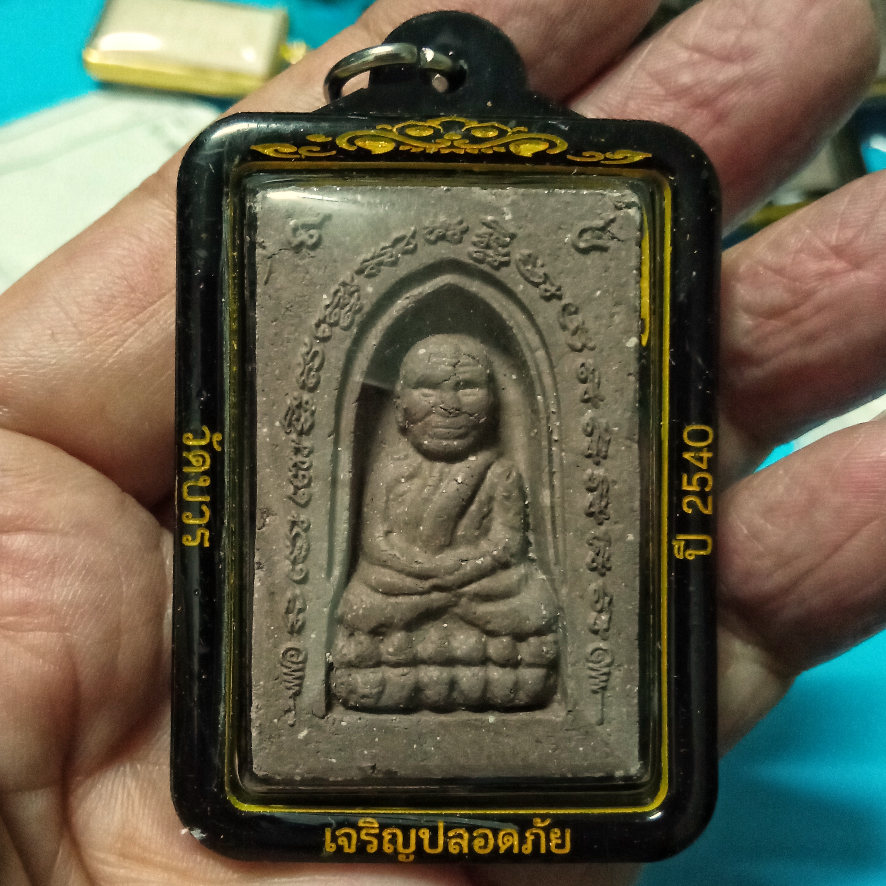 หลวงปู่ทวด วัดช้างไห้ พิมพ์กลักไม้ขีดใหญ่ พิมพ์กรรมการ ฝังตะกรุด 1 ดอก รุ่นเจริญปลอดภัย 7 รอบ 84 ปี สมเด็จญาณสังวร วัดบวรนิเวศวิหาร กทม.พ.ศ.2540 เนื้อผงพุทธคุณผสมผงว่าน108 สมเด็จพระสังฆราชทรงเป็นประธานจุดเทียนชัยและอธิ ฐานจิตร่วมกับเกจิมากมาย