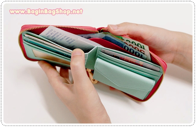 ลด 50% Crown Zipper Wallet