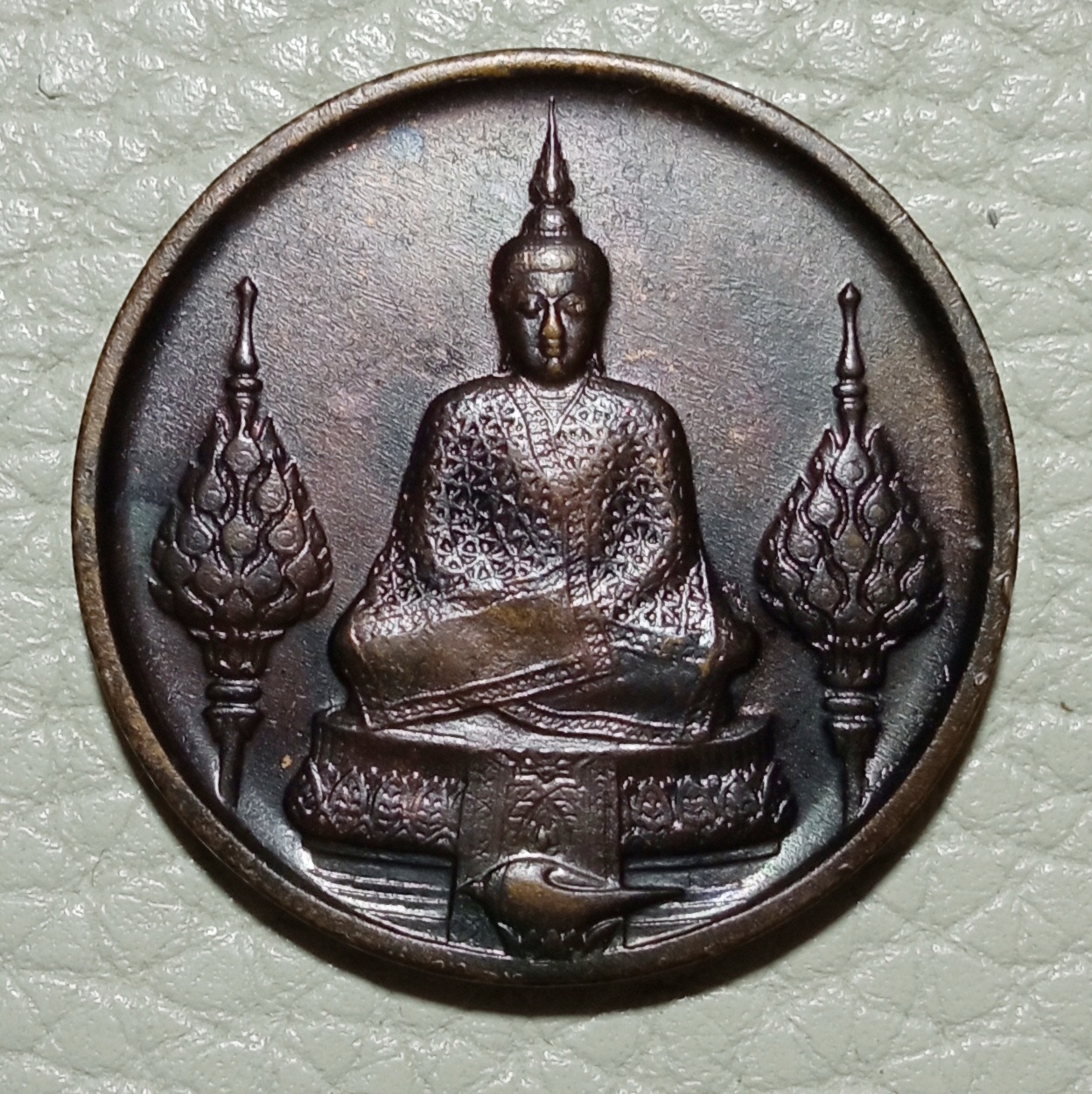 พระแก้วมรกต วัดพระแก้ว ปี 2525 พิมพ์ทรงกลมใหญ่ พิธีมหาพุทธาภิเษกยิ่งใหญ่ณ.ที่วัดพระแก้ว เหรียญเนื้อทองแดง เก่าถึงยุค รหัส965