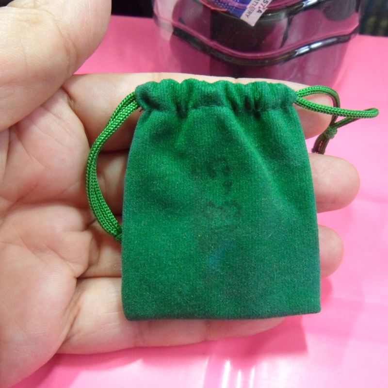 พระพุทโธน้อย ปี 2511 วัดอาวุธฯ (ผสมผงเก่าแม่ชีบุญเรือน) พร้อมถุงผ้าวัดอาวุธสีเขียวเดิมๆ แท้จากวัด (พระมีรอยบิ่น)