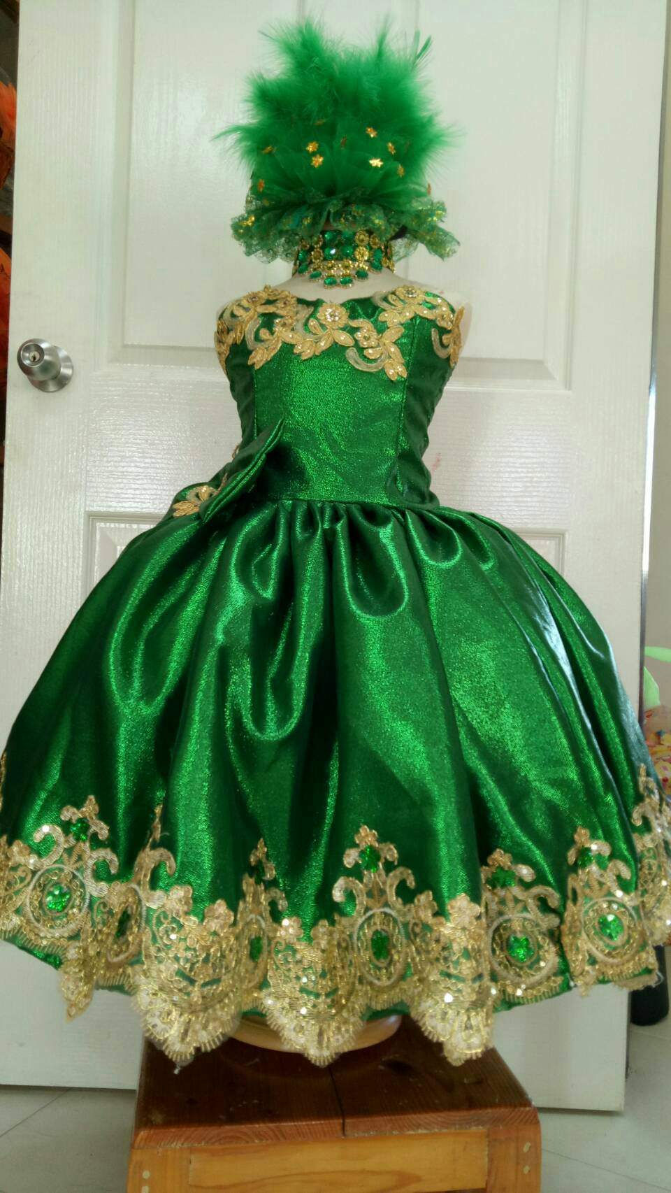 ชุดดรัมเมเยอร์สีเขียวรอบอกตั้งแต่20นิ้ว-30นิ้ว ความสูงไม่เกิน130เซนติเมตร ราคานี้ มีชุดและสร้อย ต่างหู