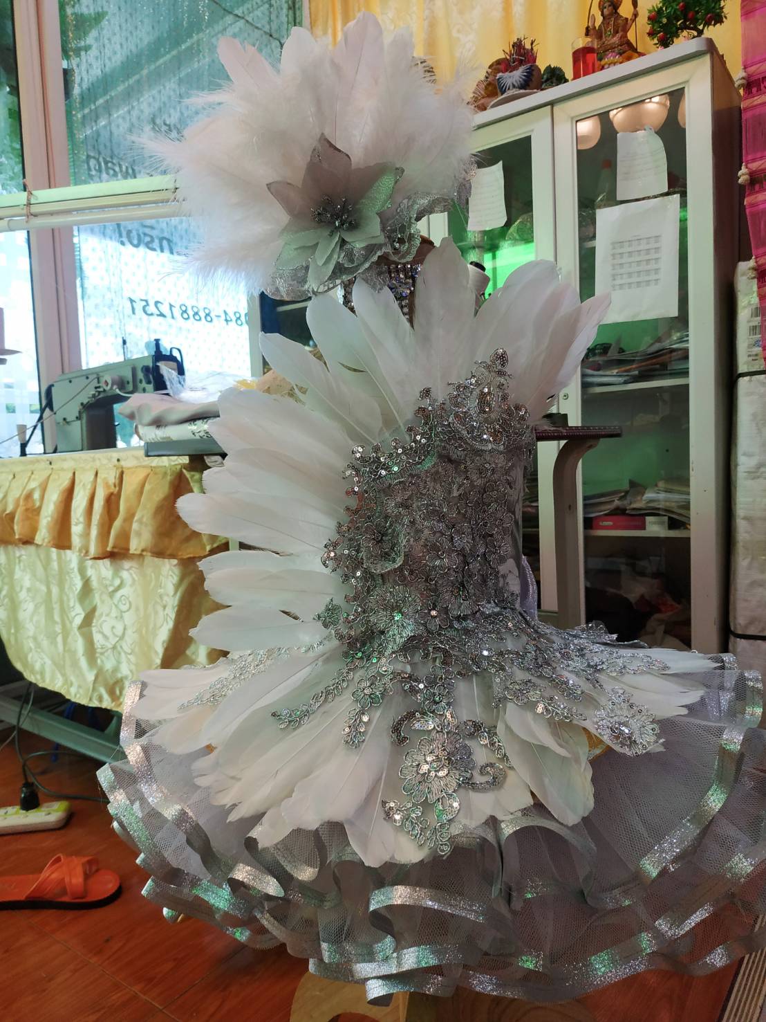 ชุดดรัมเมเยอร์เด็กอนุบาลและประถมสีขาวเงิน ราคานี้มี หัว สร้อย ต่างหู