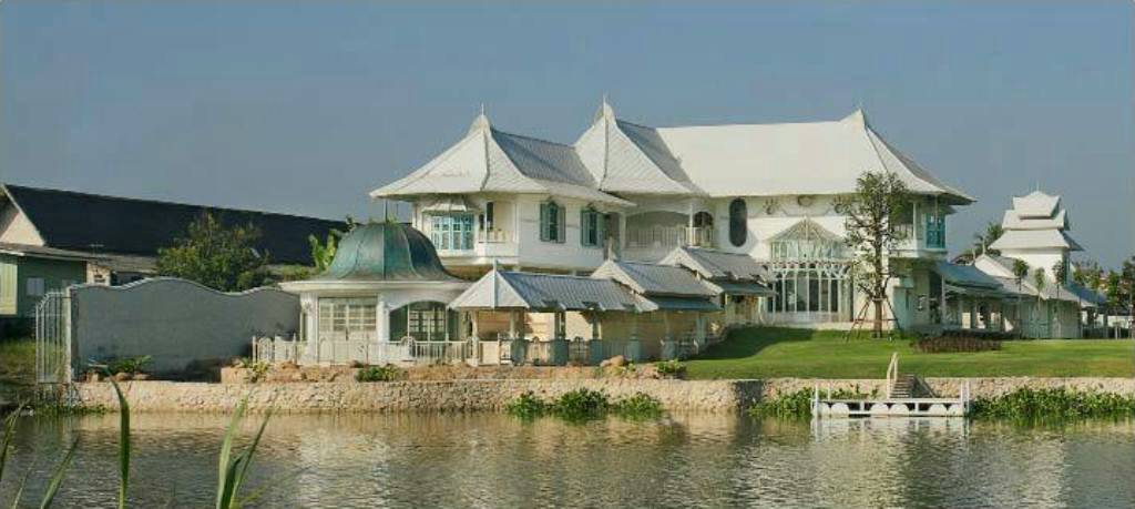 บ้านเดี่ยว2ชั้น พื้นที่ 5-0-84ไร่ คฤหาสน์ติดแม่น้ำเจ้าพระยาปทุมธานี ขายคฤหาสน์ ห้องแอร์ทั้งหมด มี 5 ห้องนอนและห้องน้ำในตัว ห้องรับแขก ห้องพักผ่อน เรือนริมน้ำ ตั้งอยู่ ถนนสวนพริกไทย-วัดเสด็จเชียงรากใหญ่ ต.บ้านกระแชง อ.เมือง จ.ปทุมธานี ใกล้ทางด่วนขึ้นได้ 3